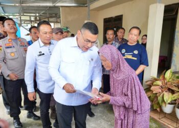 Serahkan Sertipikat Elektronik Door to Door di Semarang, Wamen Ossy Tekankan Soal Keamanan dan Kemudahan Akses