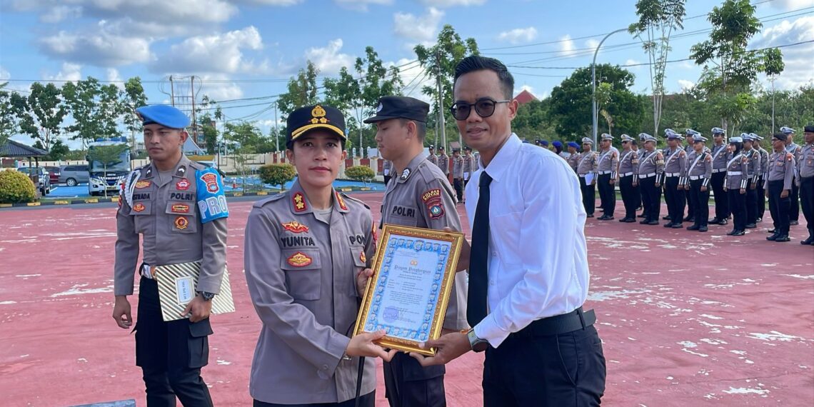 Polres Bintan Beri Penghargaan kepada Personel Berprestasi