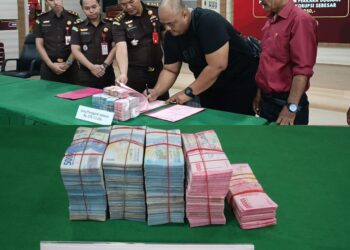 Kejari Tanjungpinang Terima Pengembalian Uang Korupsi TPS-3R Rp278 Juta dari Terpidana Arif Monatar