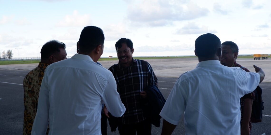 Kepala Kantor Pertanahan Kabupaten Natuna, Bapak Sugianto Tampubolon, S.H., M.H. menyambut kedatangan Kepala Kantor Wilayah Badan Pertanahan Nasional Provinsi Kepulauan Riau, Bapak Nurus Sholichin, A.Ptnh., M.M.