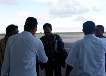 Kepala Kantor Pertanahan Kabupaten Natuna, Bapak Sugianto Tampubolon, S.H., M.H. menyambut kedatangan Kepala Kantor Wilayah Badan Pertanahan Nasional Provinsi Kepulauan Riau, Bapak Nurus Sholichin, A.Ptnh., M.M.