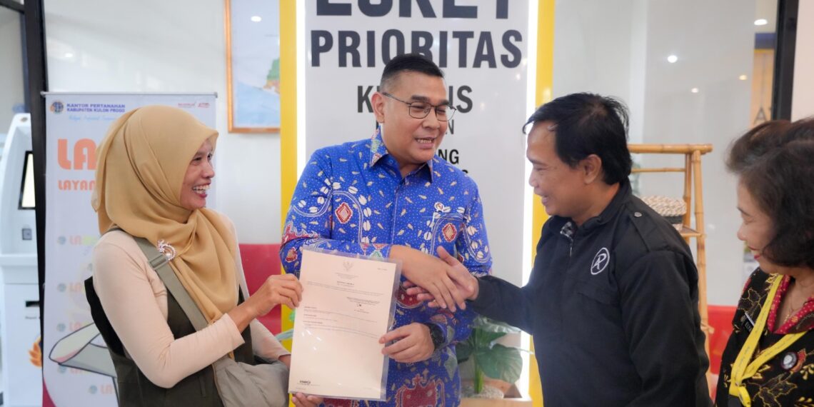 Kunjungi Kantah Kabupaten Kulon Progo, Wamen Ossy Sosialisasikan Langsung Keunggulan Sertipikat Elektronik ke Masyarakat