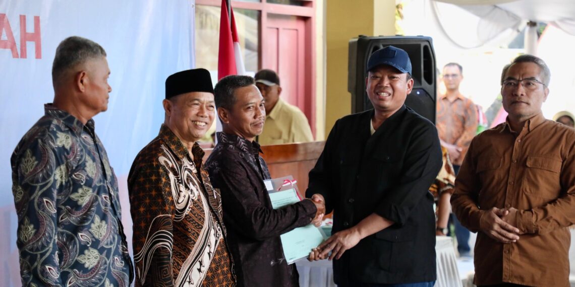 Serahkan 811 Sertipikat Konsolidasi Tanah di Parangtritis, Menteri ATR/Kepala BPN: Manfaatkan, Gunakan Sebaik-baiknya