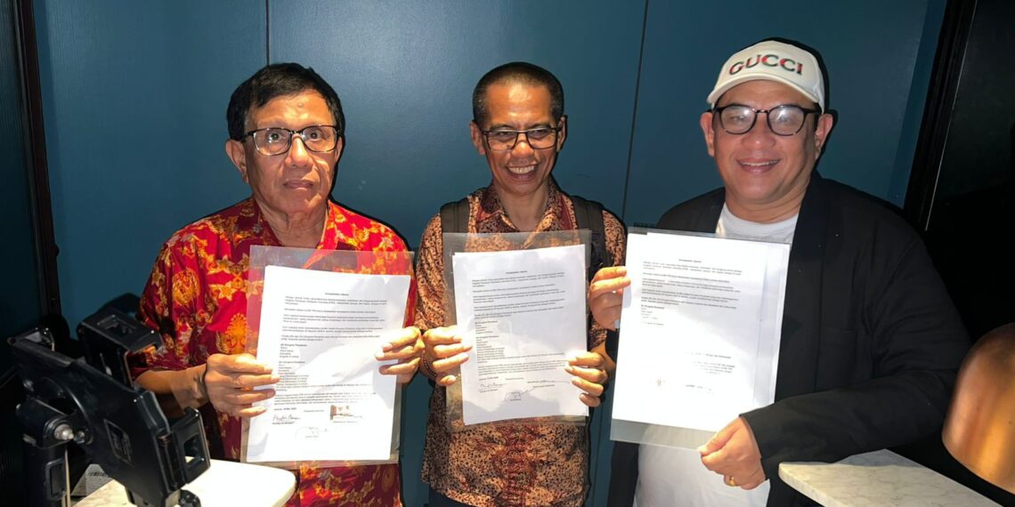 Poto Bersama : Ketua Umum PWI hasil Kongres Bandung, Hendry Ch Bangun (kiri) dan Ketua Umum PWI hasil KLB Zulmansyah Sekedang (kanan) serta anggota Dewan Pers Dahlan Dahi berfoto bersama sesuai penandatanganan Kesepakatan Jakarta, Jumat (16/5/2025) tengah malam, di Jakarta. Melalui Kesepakatan Jakarta, kedua pihak sepakat mengakhiri konflik melalui Kongres Persatuan.