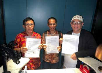 Poto Bersama : Ketua Umum PWI hasil Kongres Bandung, Hendry Ch Bangun (kiri) dan Ketua Umum PWI hasil KLB Zulmansyah Sekedang (kanan) serta anggota Dewan Pers Dahlan Dahi berfoto bersama sesuai penandatanganan Kesepakatan Jakarta, Jumat (16/5/2025) tengah malam, di Jakarta. Melalui Kesepakatan Jakarta, kedua pihak sepakat mengakhiri konflik melalui Kongres Persatuan.