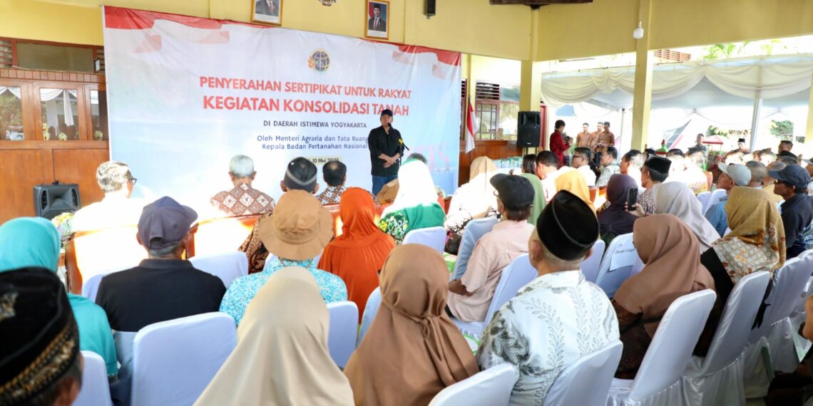 Serahkan Sertipikat Hasil Konsolidasi Tanah Tutupan Jepang, Menteri Nusron Berpesan agar Warga Hati-Hati Jaga Sertipikat