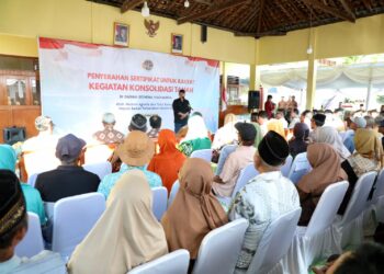 Serahkan Sertipikat Hasil Konsolidasi Tanah Tutupan Jepang, Menteri Nusron Berpesan agar Warga Hati-Hati Jaga Sertipikat