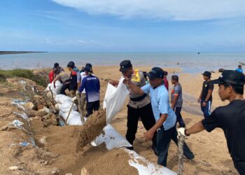 Kerja Sama di Ujung Utara Indonesia : Personel Polsek Pulau Laut Bersama Masyarakat memperbaiki Jalan Menuju Pelabuhan Perintis