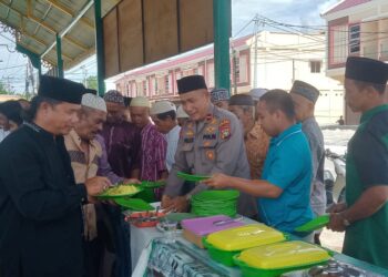 Masjid Jami Miftahul Jannah Tebar Kebaikan Melalui Jumat Berkah Berbagi Makan Gratis