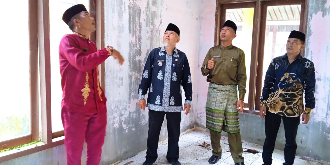 Atap dan Pelapon Musholla SMPN 1 Jamaja Timur Rusak, Camat dan Kades Tinjau serta Berikan Solusi