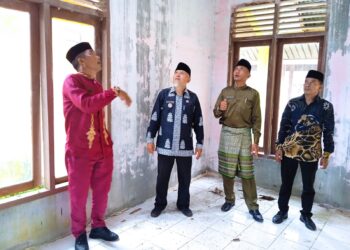 Atap dan Pelapon Musholla SMPN 1 Jamaja Timur Rusak, Camat dan Kades Tinjau serta Berikan Solusi