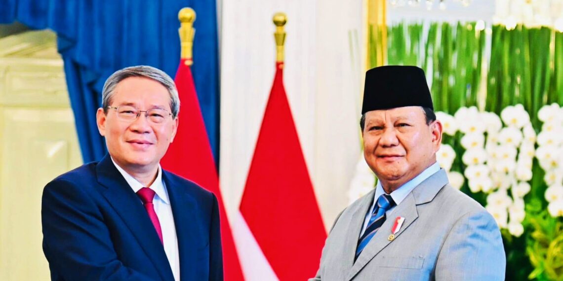 Presiden Republik Indonesia, Prabowo Subianto, saat menyambut secara resmi kedatangan Premier Republik Rakyat Tiongkok (RRT), Yang Mulia Li Qiang, di Istana Merdeka, Jakarta