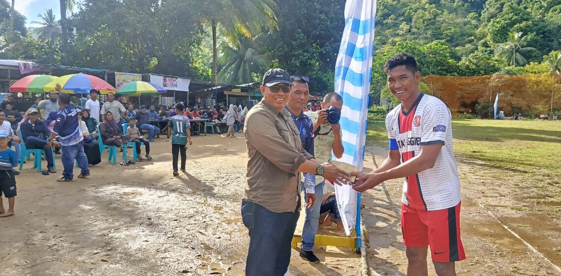 Kapala Bank Riau Kepri Syariah Anambas Berikan Hadiah “Cetak Gol” kepada Tim Air Asuk