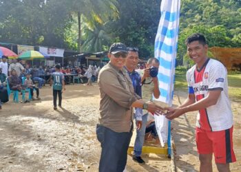 Kapala Bank Riau Kepri Syariah Anambas Berikan Hadiah “Cetak Gol” kepada Tim Air Asuk