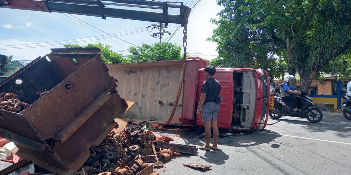 Muatan Berlebih, Truk Terbalik di Jalan Adi Sucipto dan Timbulkan Kemacetan