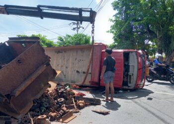 Muatan Berlebih, Truk Terbalik di Jalan Adi Sucipto dan Timbulkan Kemacetan
