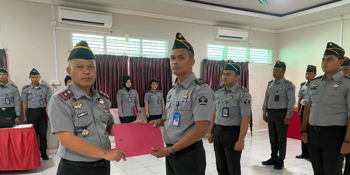 Kepala Rutan Karimun Sematkan Pangkat Baru, Apresiasi Dedikasi Pegawai Berprestasi