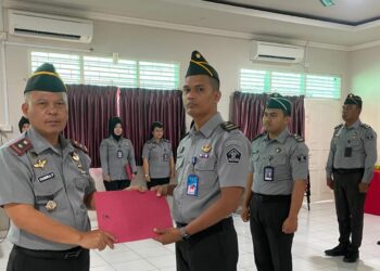 Kepala Rutan Karimun Sematkan Pangkat Baru, Apresiasi Dedikasi Pegawai Berprestasi