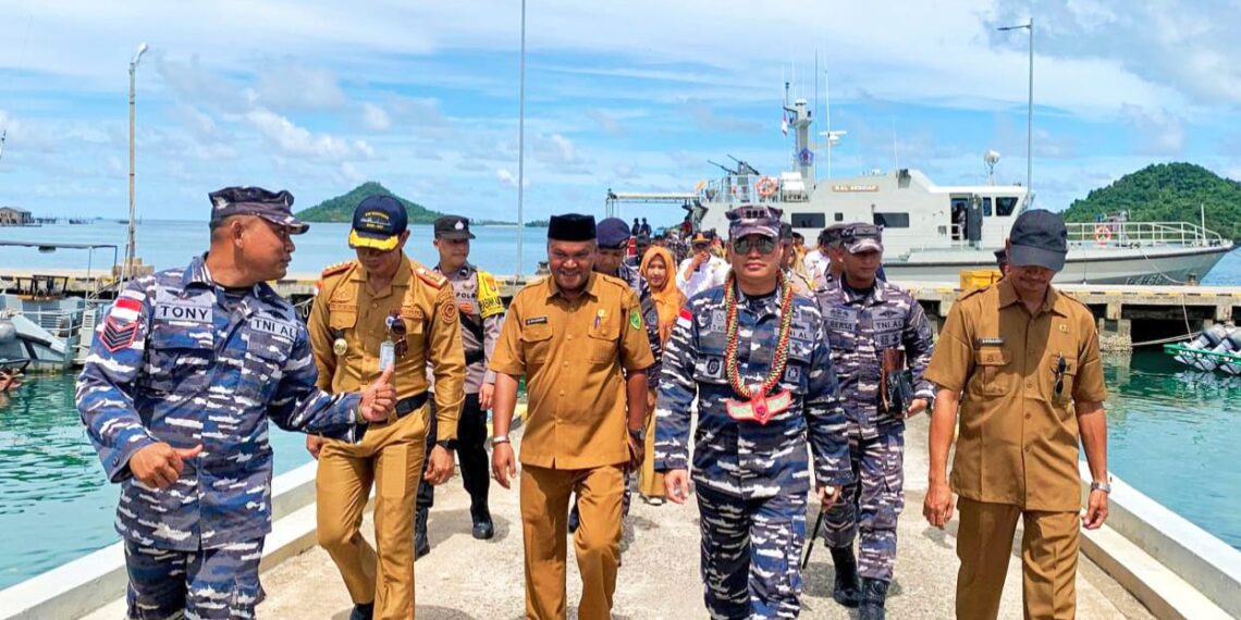Kunjungi Pulau Serasan, Lanal Ranai Lakukan Bakti Sosial dan Bakti Kesehatan
