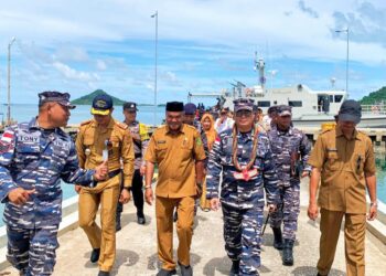 Kunjungi Pulau Serasan, Lanal Ranai Lakukan Bakti Sosial dan Bakti Kesehatan