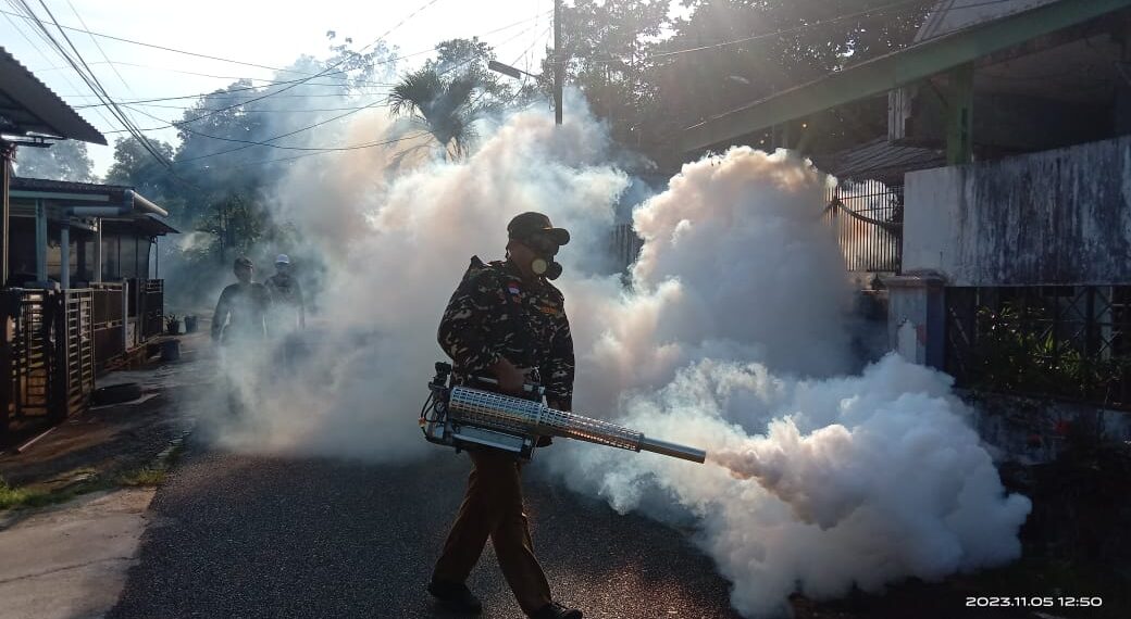 Cegah DBD, Relawan Ansor Banser Tanjungpinang Laksanakan Fogging dan Sosialisasi
