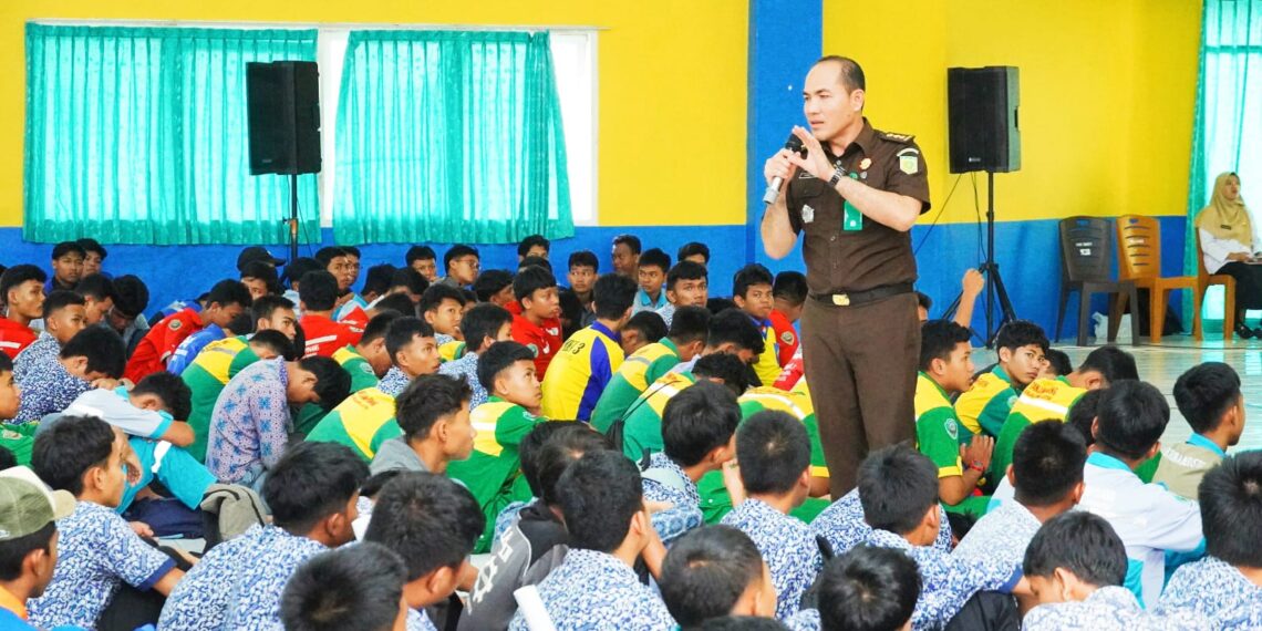 Tingkatkan Kesadaran Hukum Pelajar, Kejati Kepri Sosialisasikan Bahaya NAPZA, Bullying, dan Bijak Bermedsos di SMKN 3 & 4 Tanjungpinang