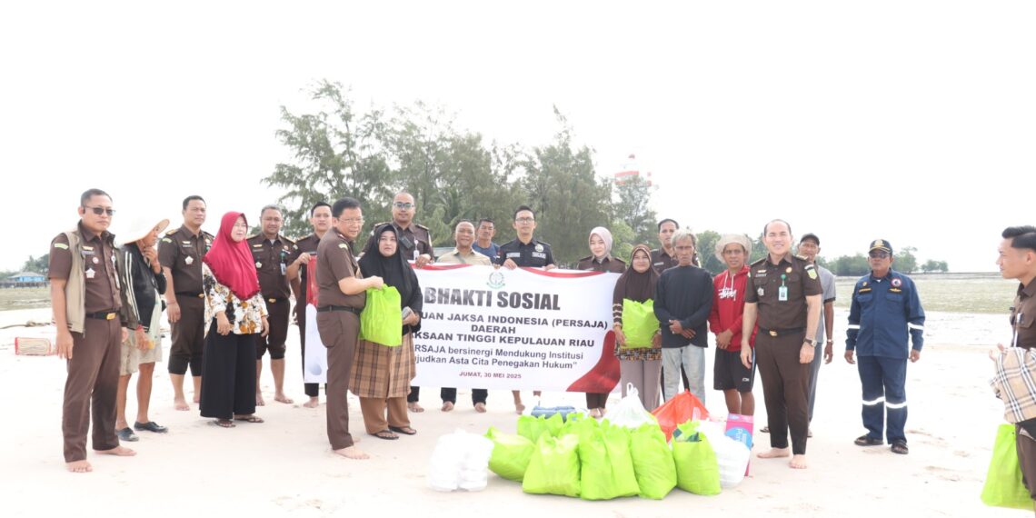 Kajati Kepri dan PERSAJA Daerah Kepri Gelar Bakti Sosial dan Kunjungi Dua Mercusuar di Pulau Terkulai dan Pulau Tunjuk