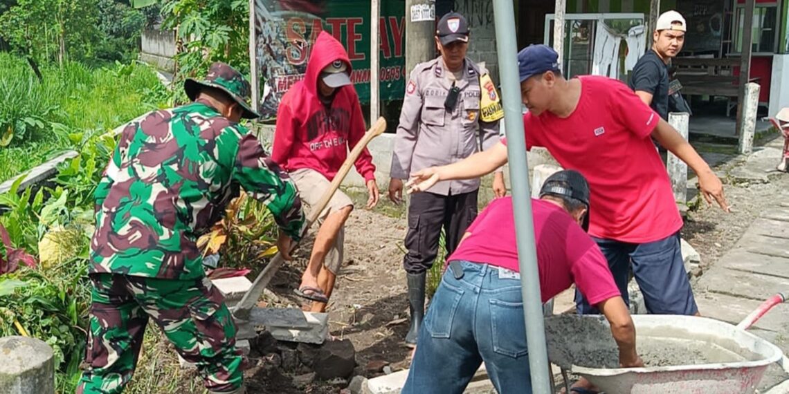 Jumat Bersih : Babinsa Pakunden Galang Gotong Royong Warga Sukorejo Jaga Kebersihan Lingkungan