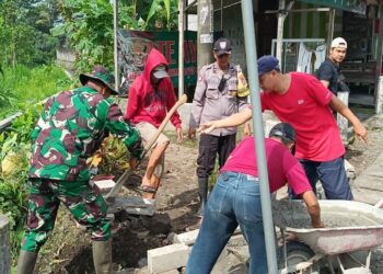 Jumat Bersih : Babinsa Pakunden Galang Gotong Royong Warga Sukorejo Jaga Kebersihan Lingkungan