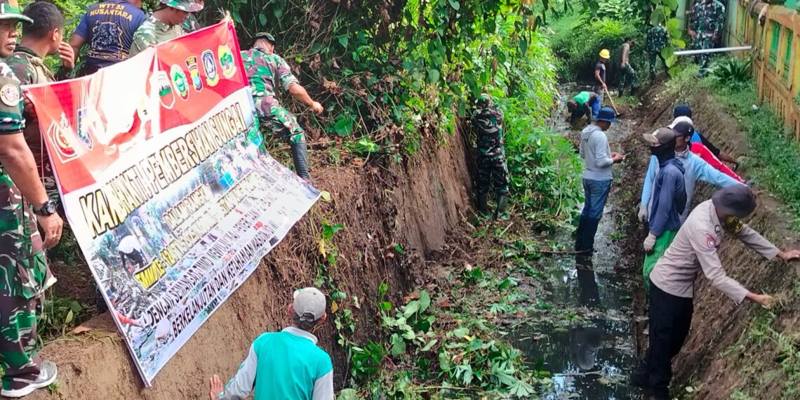 Gotong Royong TMMD dan Masyarakat Lingga: Membersihkan Sungai untuk Lingkungan yang Sehat