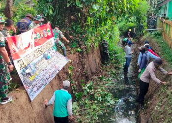 Gotong Royong TMMD dan Masyarakat Lingga: Membersihkan Sungai untuk Lingkungan yang Sehat