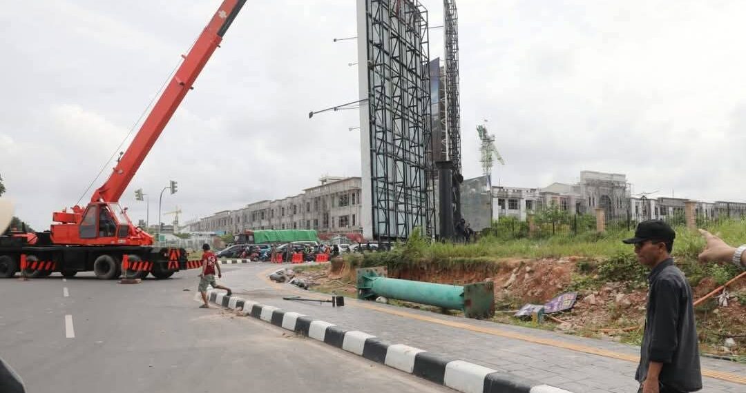 Pemerintah Kota Batam Tertibkan Ratusan Reklame Ilegal, Wujudkan Kota yang Lebih Estetis