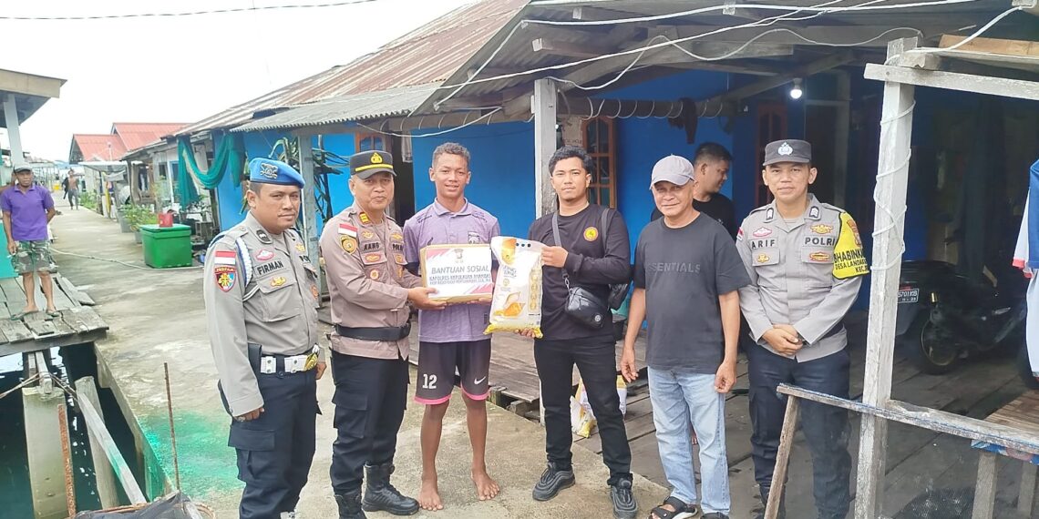 Polri Ulurkan Tangan Untuk Sesama; Kapolres Anambas Berikan Bansos Untuk Nelayan Desa Landak Yang Baru Mendapat Musibah