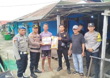 Polri Ulurkan Tangan Untuk Sesama; Kapolres Anambas Berikan Bansos Untuk Nelayan Desa Landak Yang Baru Mendapat Musibah
