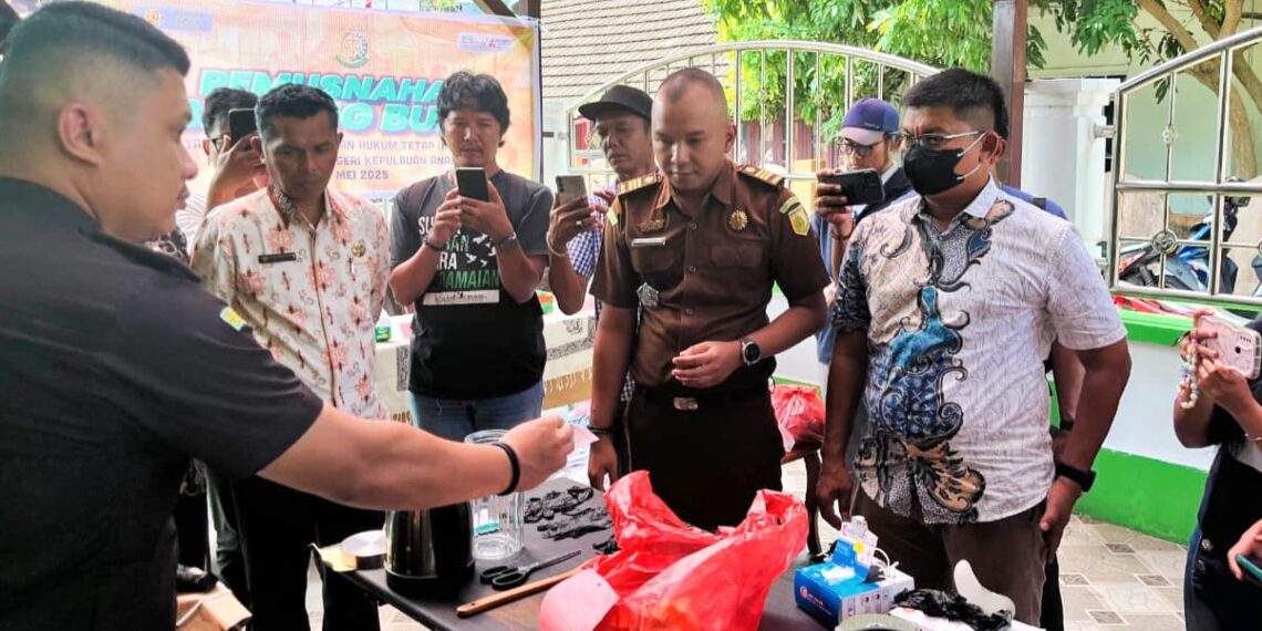 Kejaksaan Negeri Anambas saat melaksanakan pemusnahan sejumlah barang bukti yang telah berkekuatan hukum tetap di halaman kantor Kejaksaan Negeri Anambas