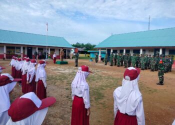 Satgas TMMD ke-124 Gelar Upacara Hari Lahir Pancasila di SDN 002 Desa Panggak Laut