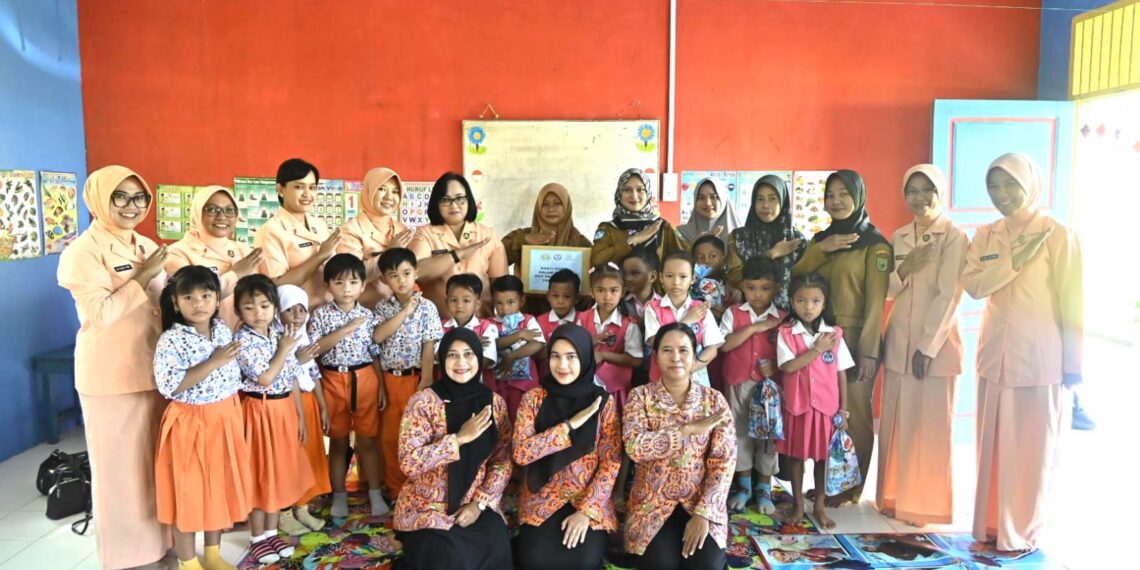 Yasarini Lanud RSA Natuna Tebar Buku : Tanamkan Cinta Literasi Sejak Dini di Ujung Utara Indonesia