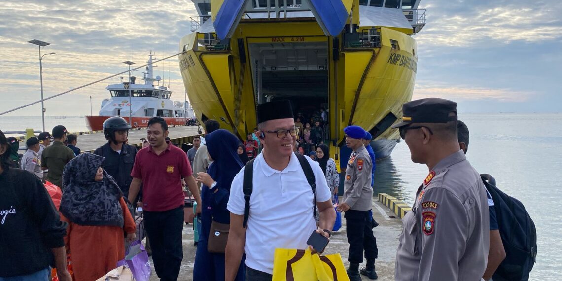 Polsek Bunguran Timur Pantau Kedatangan KMP Bahtera Nusantara 01 di Pelabuhan Penagi