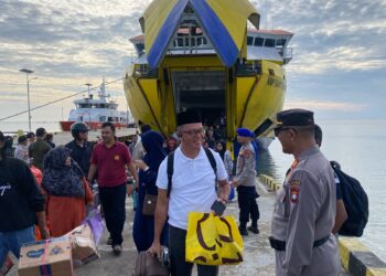 Polsek Bunguran Timur Pantau Kedatangan KMP Bahtera Nusantara 01 di Pelabuhan Penagi