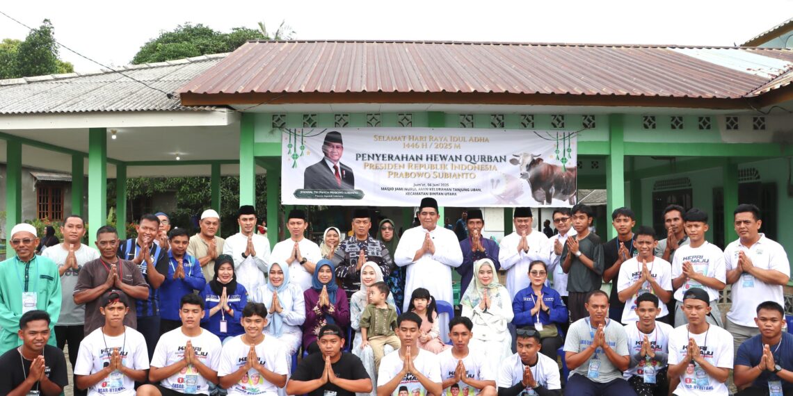 Bupati Bintan Serahkan Sapi Kurban Presiden RI di Kampung Sekera, Tanjung Uban