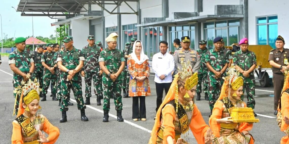 Danlanud RSA dan Forkopimda Sambut Kedatangan Pangdam I/BB di Bandara RSA Natuna