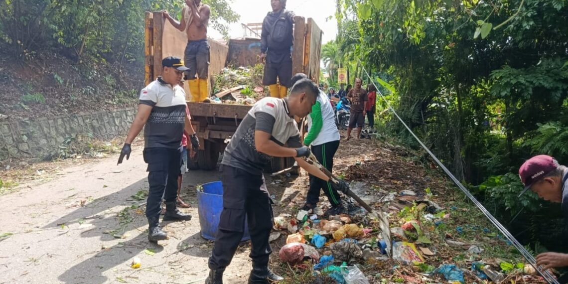 Sambut Hari Bhayangkara ke-79, Polisi Bersama Warga Bengkong Gotong-royong Bersihkan Sampah di Pinggir Jalan