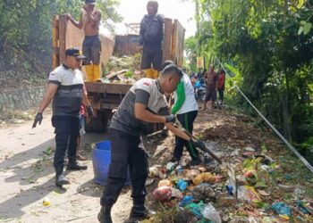 Sambut Hari Bhayangkara ke-79, Polisi Bersama Warga Bengkong Gotong-royong Bersihkan Sampah di Pinggir Jalan