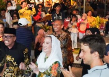 Tampak Bupati Natuna, Cen Sui Lan, bersama Wakil Bupati, Jarmin Sidik, berbaur hangat penuh kebersamaan dalam acara Gala Dinner bersama para peserta Sail to Natuna 2025 dan masyarakat Pulau Serasan, Minggu malam (15/06/2025), dok.diskominfo_natuna.