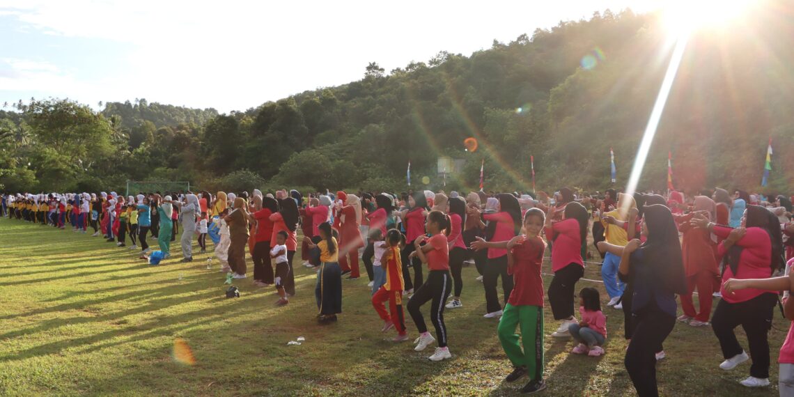 Bupati Bintan Roby Bersama Masyarakat Tambelan Laksanakan Senam Sehat Bertabur Doorprize