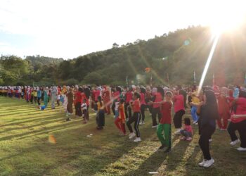 Bupati Bintan Roby Bersama Masyarakat Tambelan Laksanakan Senam Sehat Bertabur Doorprize