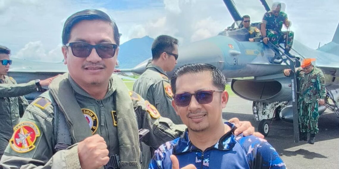Muhammad Rapi (Ketua PWI) Natuna bersama Boy Wijayanto V, SE (Sekda) Natuna saat photo bersama menghadiri acara bazar dirgantara Lanud RSA Natuna