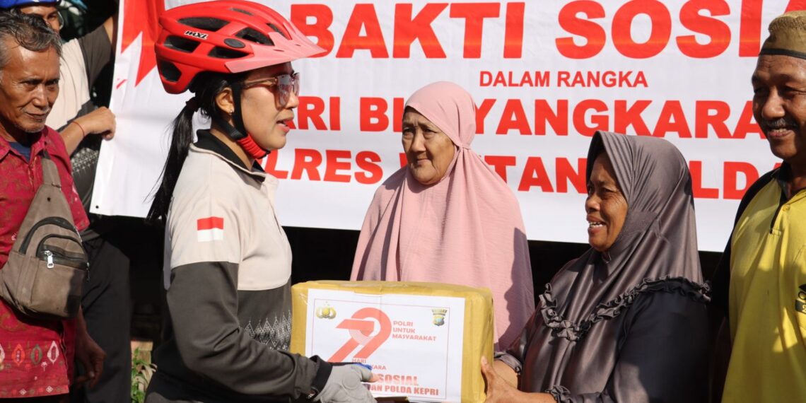 Gowes Kamtibmas, Kapolres Bintan Ajak Anggota Hidup Sehat dan Berikan Bansos Kepada Masyarakat