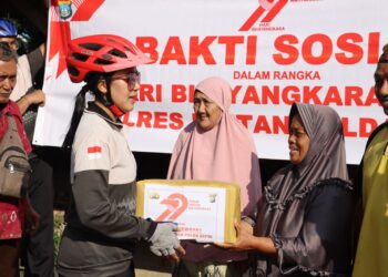 Gowes Kamtibmas, Kapolres Bintan Ajak Anggota Hidup Sehat dan Berikan Bansos Kepada Masyarakat