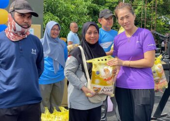 Dampingi Bupati Anambas Aneng buka acara Jalan Santai, Ny. Sinta Aneng Turut Menyumbang